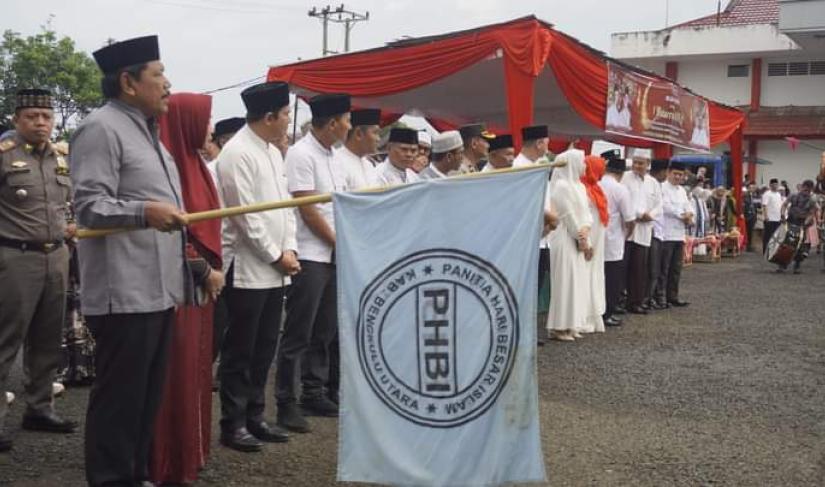 Bupati Dan Wakil Bupati Bengkulu Utara saat pelepasan pawai Taaruf Sambut Tahun Baru Islam 1445 Hijriyahi