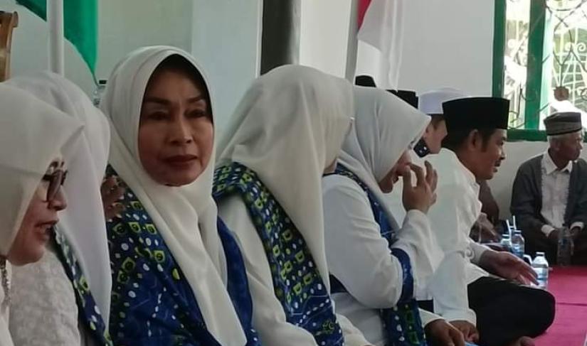 KEtua PKK kabupaten Ny. Eko Kurnia Ningsih Mian, bersama, Camat Pinang Raya beserta jajaran, Ibu-ibu Ketua TP PKK Kabupaten sekaligus Penasehat PC-BKMT, Kepala Desa serta ibu-ibu para jama’ah BKMT s 
