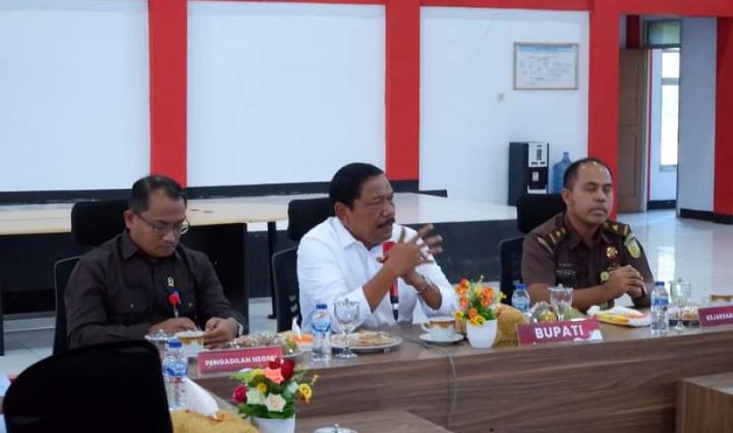 Bupati BU,Ir H Mian  Saat Menyampaikan apresiasinya terhadap Dinas Penanaman Modal dan Pelayanan Terpadu Satu Pintu (DPMPTSP) di ruang Rakor 