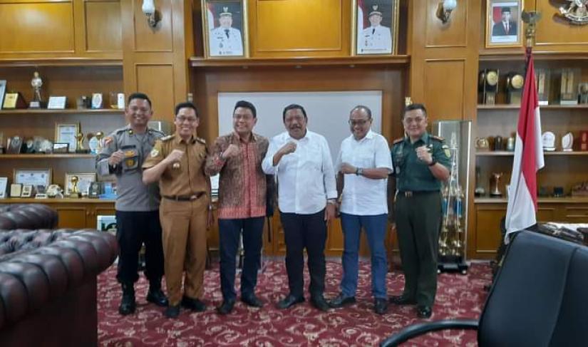 penyambutan oleh Bupati Bengkulu Utara di ruang kerja Bupati 