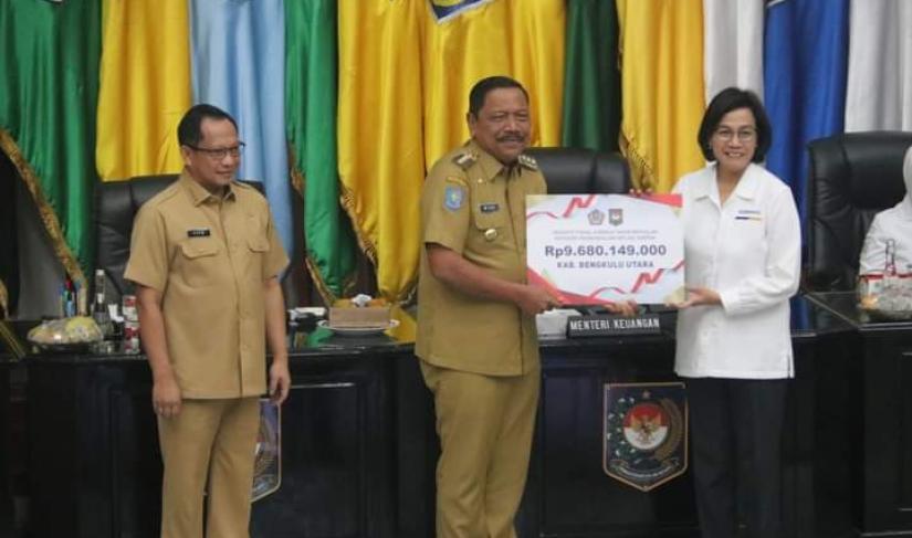 Bupati BU Saat Menerima Dana Insentif Fisikal Dari menteri keuangan 