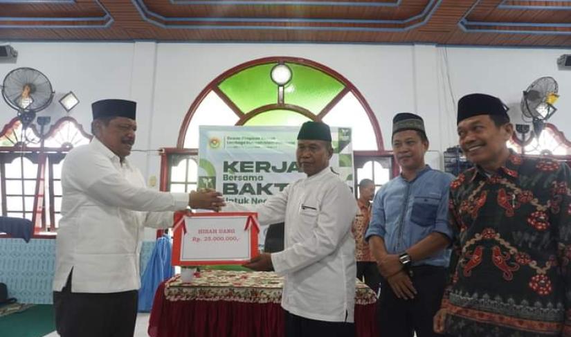 Bupati BU Ir mian saat menyerah kan bantuan kepada ketua LDII  