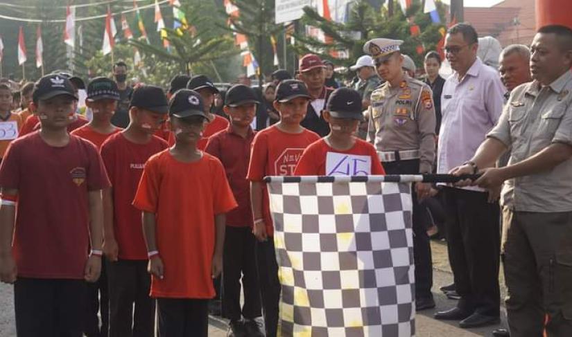 Asisten III Setdakab BU, Dr. Agus Haryanto SE, MM membuka kegiatan perlombaan 