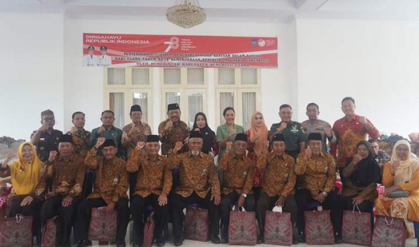 Bupati BU Ir mian bersama veteran dan undangan lain nya 