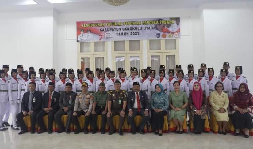 Bupati Ir Mian Bersama Unsur Penting BU Dan anggota paskibraka BU 