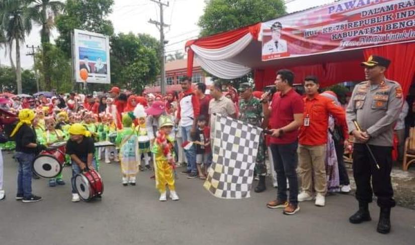 Wabup Ari Septia adinata SE.M.AP. mengangkat bendera star tanda pawai akan segara dimulai 