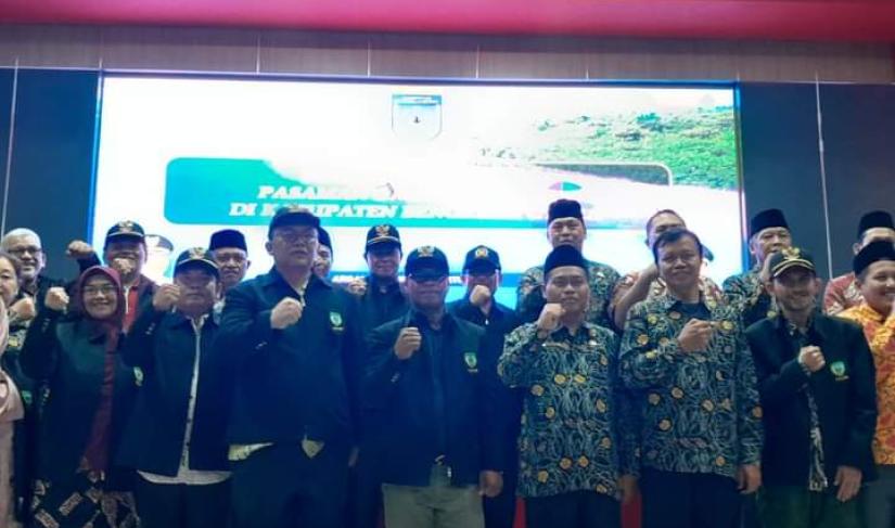 Sekda BU Bersama pengurus FKUB BU dan pengurus FKUB Pasaman, Asisten 2 Setdakab BU, Kesbangpol BU, Camat Kota Argamakmur, Ketua MUI dan tamu undangan. 