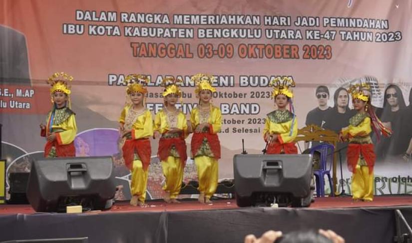 Kegiatan seni dan budaya memeriahkan HUT kota Arga makmur