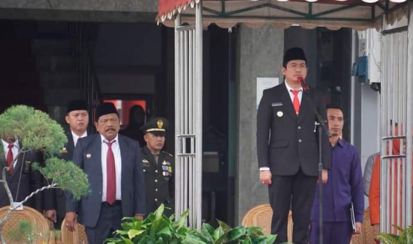 Wakil Bupati BU Arie Septia Adinata SE, MA.p selaku ispektur upacara hari pahlawan di halaman kantor Bupati BU 