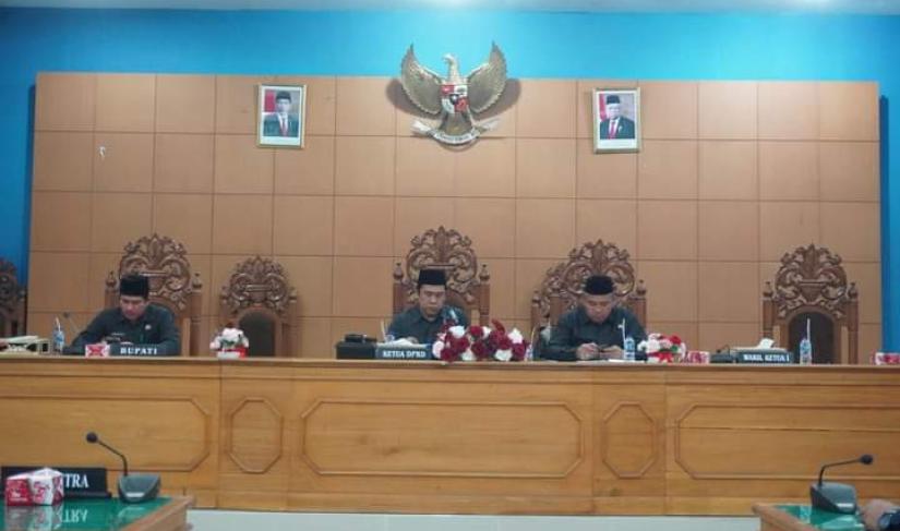 Rapat penyampaian pandangan umum fraksi fraksi DPRD BU,Terhadap Dua RAPERDA Perubahan 