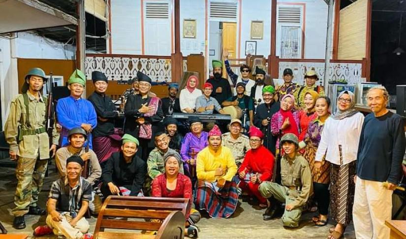 Usin Tampil di Panggung Bangsawan.