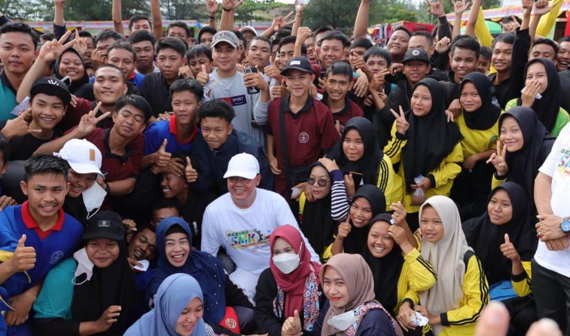 Gubernur Rohidin Membuka Gebyar SMK di Sport Center Pantai Panjang Kota Bengkulu, Sabtu (25/2).