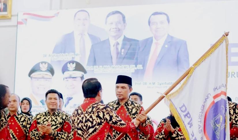 Ketua DPP IKA UII Prof. Dr. H.M. Syarifuddin, SH, MH resmikan Sekretariat DPW IKA UII Bengkulu, Selasa (06/06/2023).