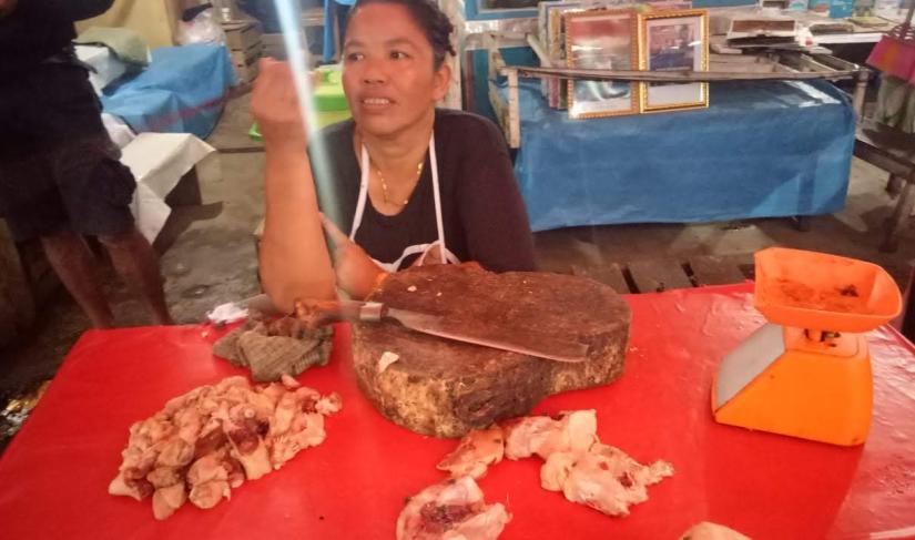 Pedagang daging ayam Pasar Panorama, Desi.