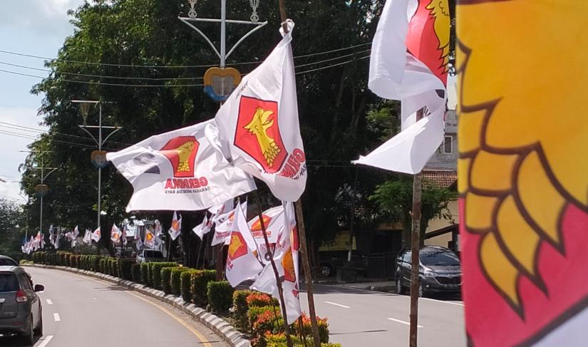 bendera Partai Gerindra di Jalan Pangkalpinang