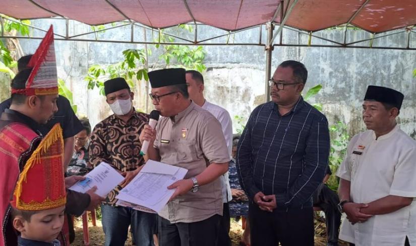  Asisten I Kota Bengkulu Eko Agusrianto didampingi Kadis Sosial Kota Bengkulu Sahat Marulitua Situmorang saat mengunjungi salah satu warga Kota Bengkulu dari suku batak, non muslim yang meninggal dunia di Jalan Sadang II Kelurahan Lingkar Barat dalam rangka menyerahkan KK, KTP dan akta kematian (program 3 in 1), Senin (3/4/23).