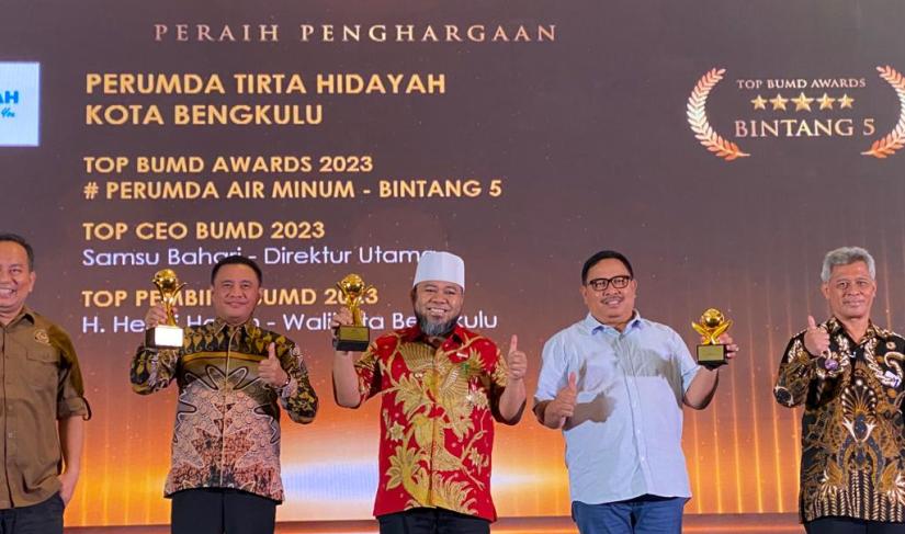 Penyerahan hadiah digelar pada acara puncak penganugerahan Top BUMD Awards 2023 di Hotel Raffles Jakarta Rabu (5/3).