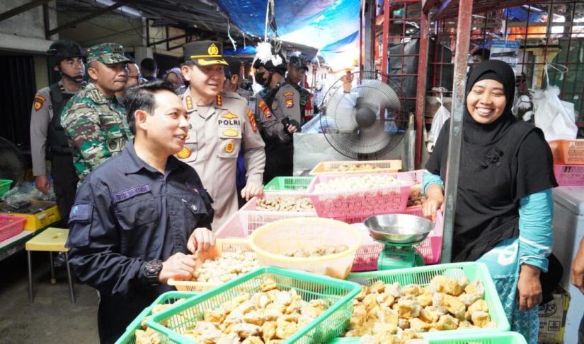 Kapolri dan Panglima TNI, Wakil Walikota Bengkulu Dedy Wahyudi bersama Kapolresta Bengkulu Kombes. Pol. Aris dan Dandim 0407/Bengkulu Kolonel (kav) Widodo Pujianto meninjau kegiatan peribadatan umat Kristiani jelang hari raya Paskah di gereja-gereja, Jumat (7/4/23).