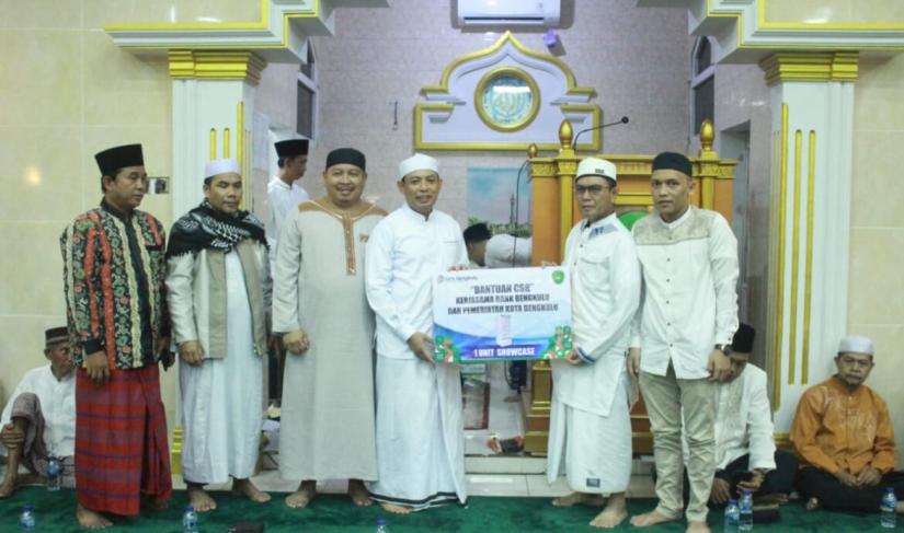 Wakil Walikota Bengkulu Dedy Wahyudi  serahkan bantuan, Senin malam (7/4).