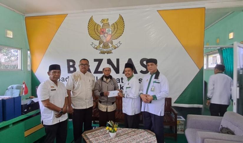  Salah satu pihak keluarga/ahli waris (Alm) Marjoko yang makamnya terdapat di Kelurahan Pekan Sabtu menerima bantuan uang tunai sebesar Rp 1,5 juta dari BazNas Kota Bengkulu, (10/3).
