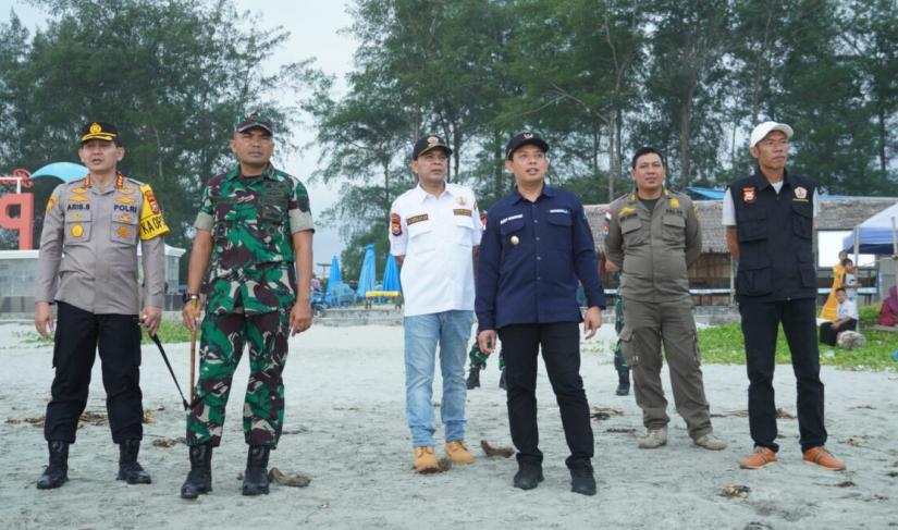 Wakil Walikota Bengkulu Dedy Wahyudi bersama Kapolresta Bengkulu Kombes Pol Aris Sulistyono, Dandim 0407 Kota Bengkulu Kolonel Kav Widodo Pujianto dan jajaran Pemkot Bengkulu memantau posko operasi ketupat yang tersebar di sejumlah titik (Pantai Panjang dan Jakat)