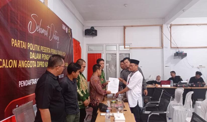 Ketua DPC PKN menyerahkan berkas di KPU B/u 