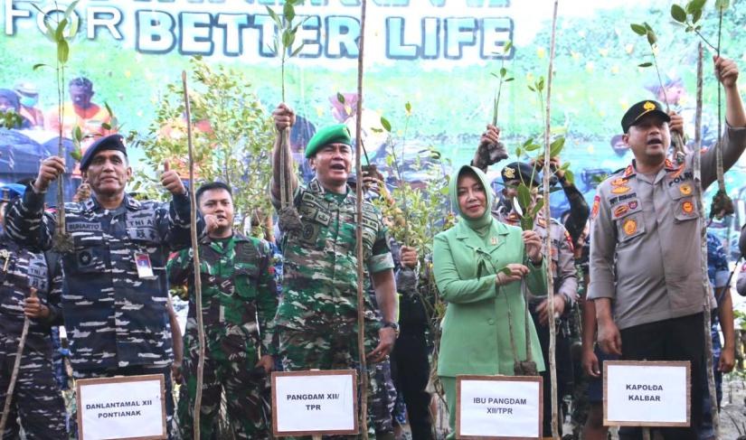 Penanaman mangrove Nasional secara serentak oleh TNI tahun 2023 di wilayah Kalimantan Barat, Senin (15 Mei 2023)