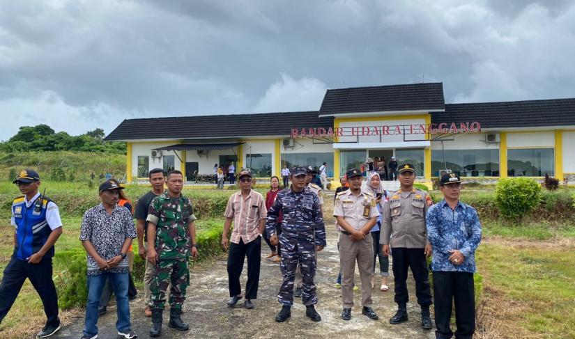 Kapolsek Enggano Bersama Tripika Lepas Keberangkatan Dandrem 041/Gamas di Bandara Enggano