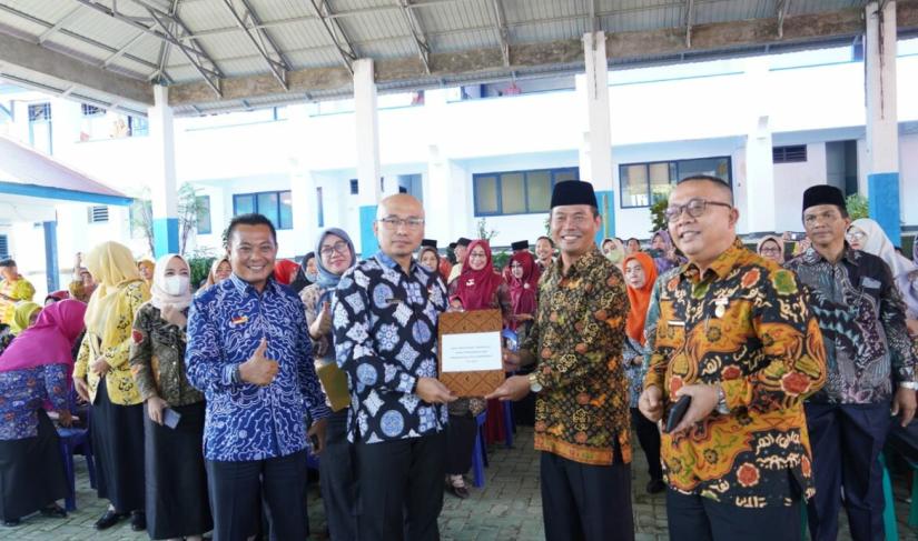 Kepala BPKAD Kota Bengkulu Yudi Susanda dampingi Asisten I Eko Agusrianto melakukan pertemuan dengan Kepsek, guru SD, SMP dan beberapa pihak lainnya di aula Dikbud, Kamis (25/5/2023)