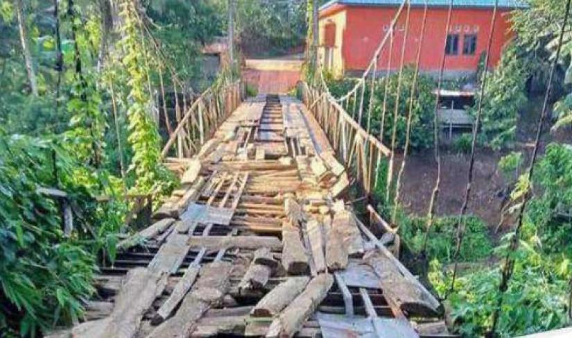 Jembatan Rusak di Desa Ulak Tanding, Kecamatan Batik Nau, Kabupaten Bengkulu Utara.