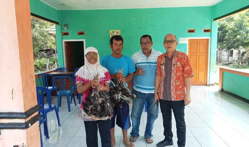Camat beserta kepala desa membagikan bibit ayam secara resmi