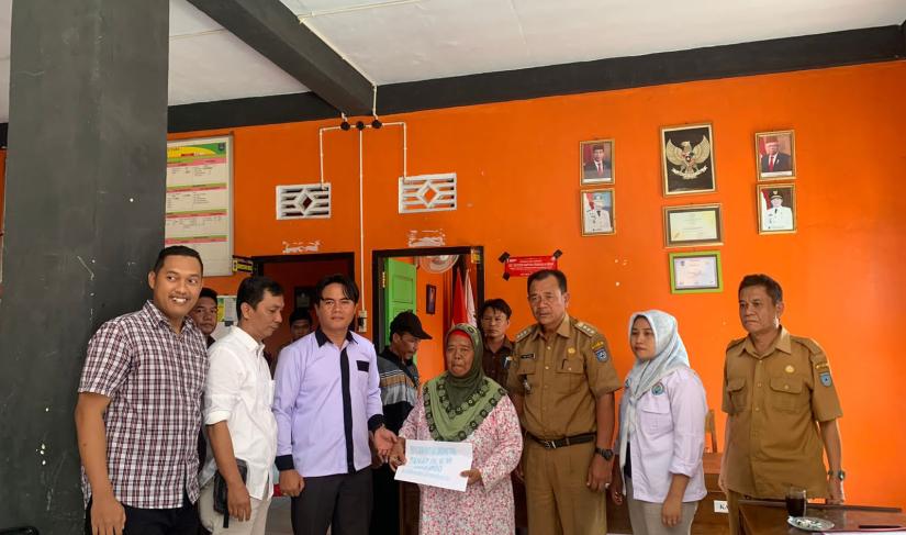 Pemdes bersama unsur tripaka kecamatan lais membagikan BLT dd secara simbolis