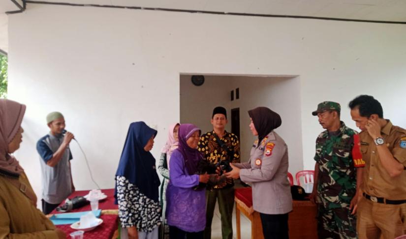 Pembagian Ayam kampung kepada warga salam harjo langsung oleh Kapolsek Kerkap