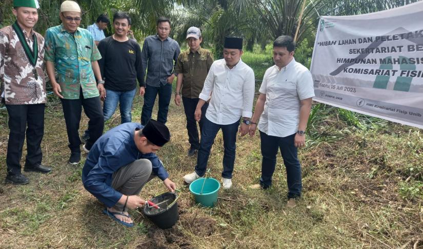 Saat prosesi hibah dan peletakan batu pertama sekretariat HMI Fisipol, Sabtu (15/06/2023).