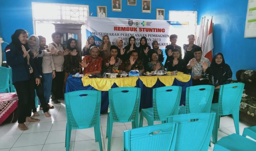 Poto bersama kepala desa beserta yang hadir musyawarah Stunting desa Kalbang 