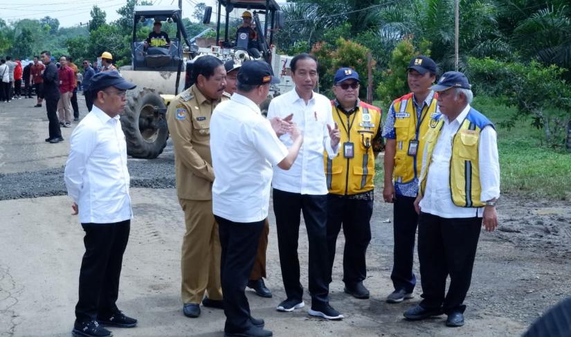Presiden RI saat meninjau lokasi Bersama Gubernur Bengkulu, Bupati Dan Wakil bupati Beserta Pejabat Penting Lain Nya