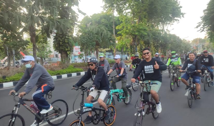 Warga Surabaya Gowes Perubahan bersama Relawan Anies, Minggu (27/8/23).
