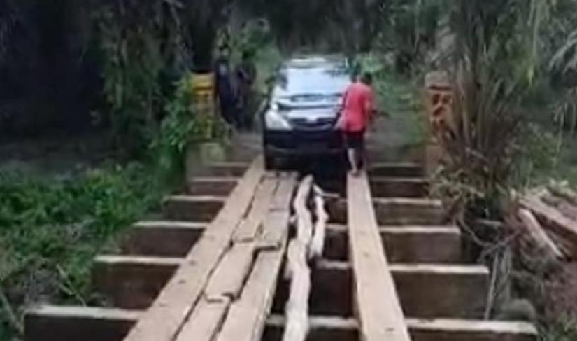 Kondisi jembatan Desa Genting Dabuk Bengkulu Tengah-Desa Tanjung Kepahiang Nyaris Ambruk