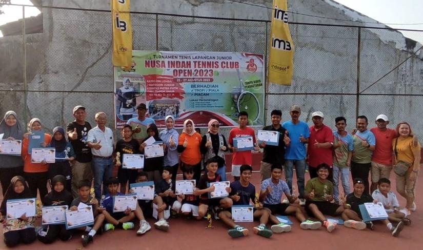 Atlet Junior Antusias Ikuti Turnamen Tenis Lapangan Nusa Indah.