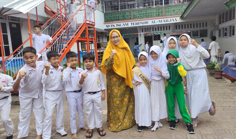 Zizi bersama Guru dan rekan-rekannya.