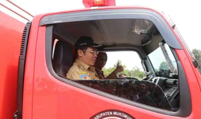 Pemkab Mukomuko Hibahkan Satu Unit Mobil Damkar.