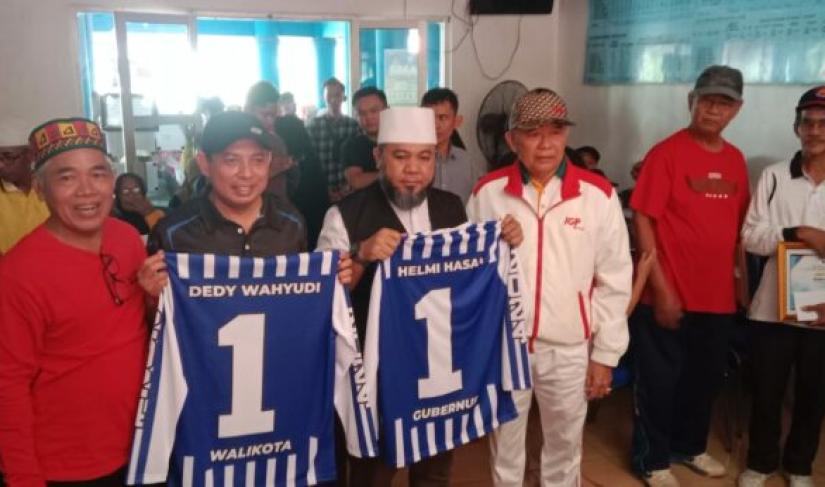 Helmi-Dedy Dapat Kenang-kenangan dari Warga Jelang Akhir Masa Kepemimpinan 