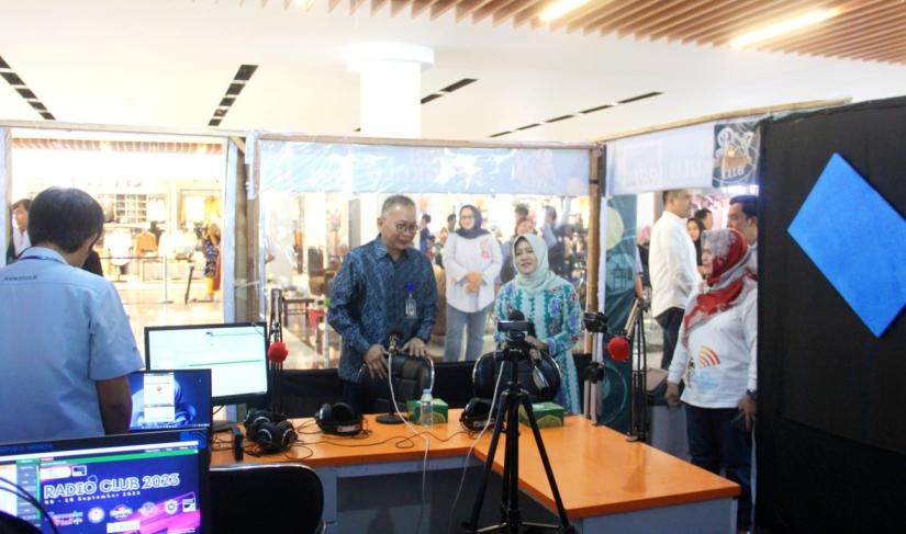 Asisten II Pemprov Bengkulu mengunjungi stand RRI Bengkulu dalam peringatan Hari Bhakti Radio ke 78 di Bencoolen Mal Bengkulu.