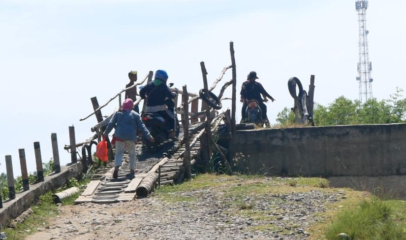 Akses jalan menuju Kampung Bahari Teluk Sepang Kota Bengkulu.
