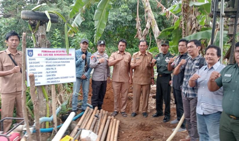 Bersama unsur tripika pemdes desa pal 30 Dilokasi ttik nol sumur bor