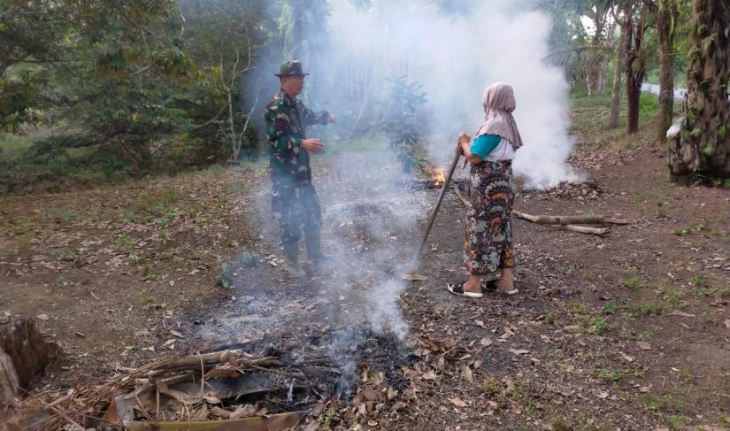 Sertu Anton Rimbo selaku Babinsa saat memberi arahan kepada warga akan bahaya kebakaran  
