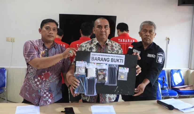 Seorang oknum pedagang warga Sepakat, Kel. Sawah Lebar Baru. Kec. Ratu Agung, Kota Bengkulu kembali harus berurusan dengan pihak kepolisian atas kepemilikan narkotika jenis sabu. YI (45) merupakan seorang residivis kasus serupa pada tahun 2018 lalu.