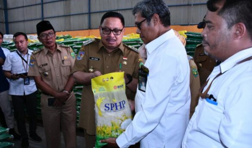 Pemkot Bengkulu meninjau ketersediaan beras di Gudang Bulog Kota Bengkulu, kemarin.