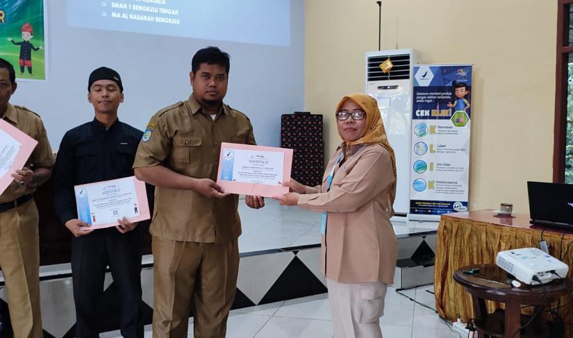 Pemberian Penghargaan kepada Desa Pemenang Program Pangan Aman.