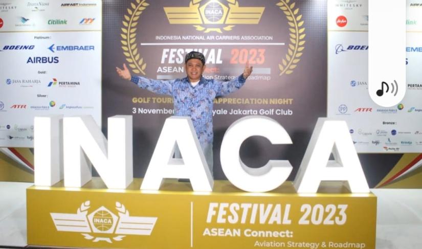 EGM Bandara Fatmawati Soekarno Bengkulu Ngatimin K Murtono saat berfoto di Ajang INACA Festival.